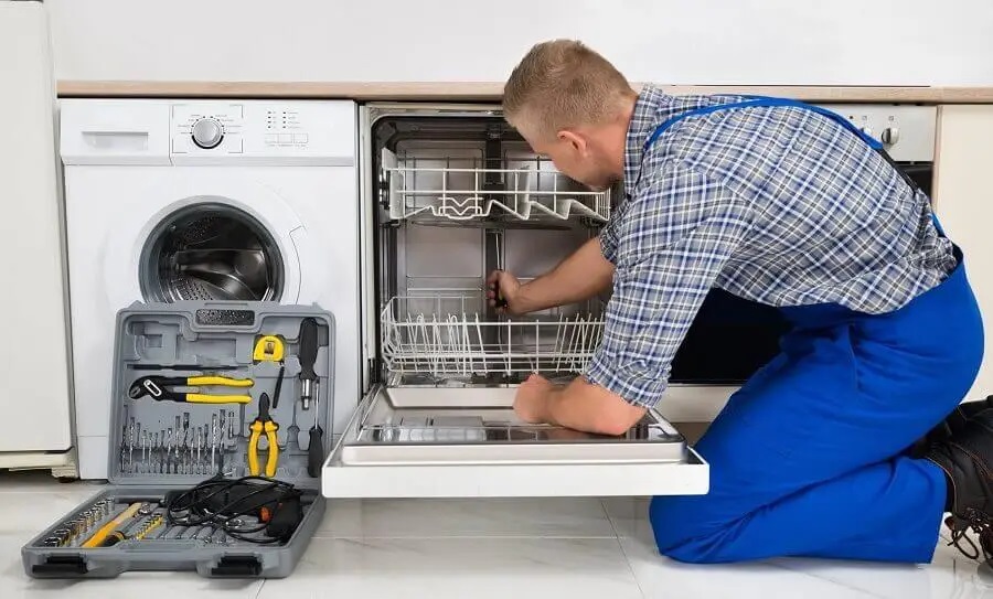 Çiğli Electrolux servisi teknisyen ekibi beyaz eşya tamiri yaparken